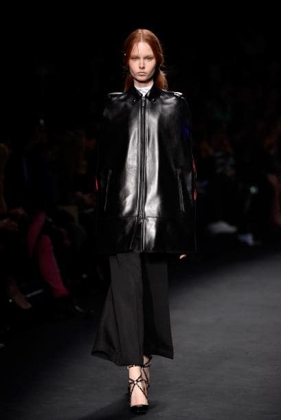 Valentino añadió un toque masculino a esta chaqueta de cuero.