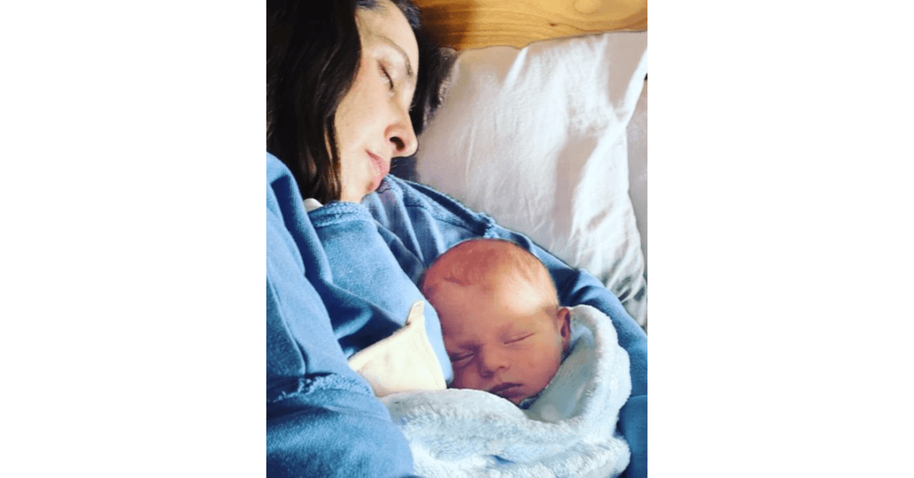 "Muchas veces trituran la placenta, 
<b>la hacen capsulitas, me salieron como 150 cápsulas</b>, y te las puedes ir tomando para que regulen tus hormonas en el posparto, te ayuda también a lactar mejor", contó.
<br>