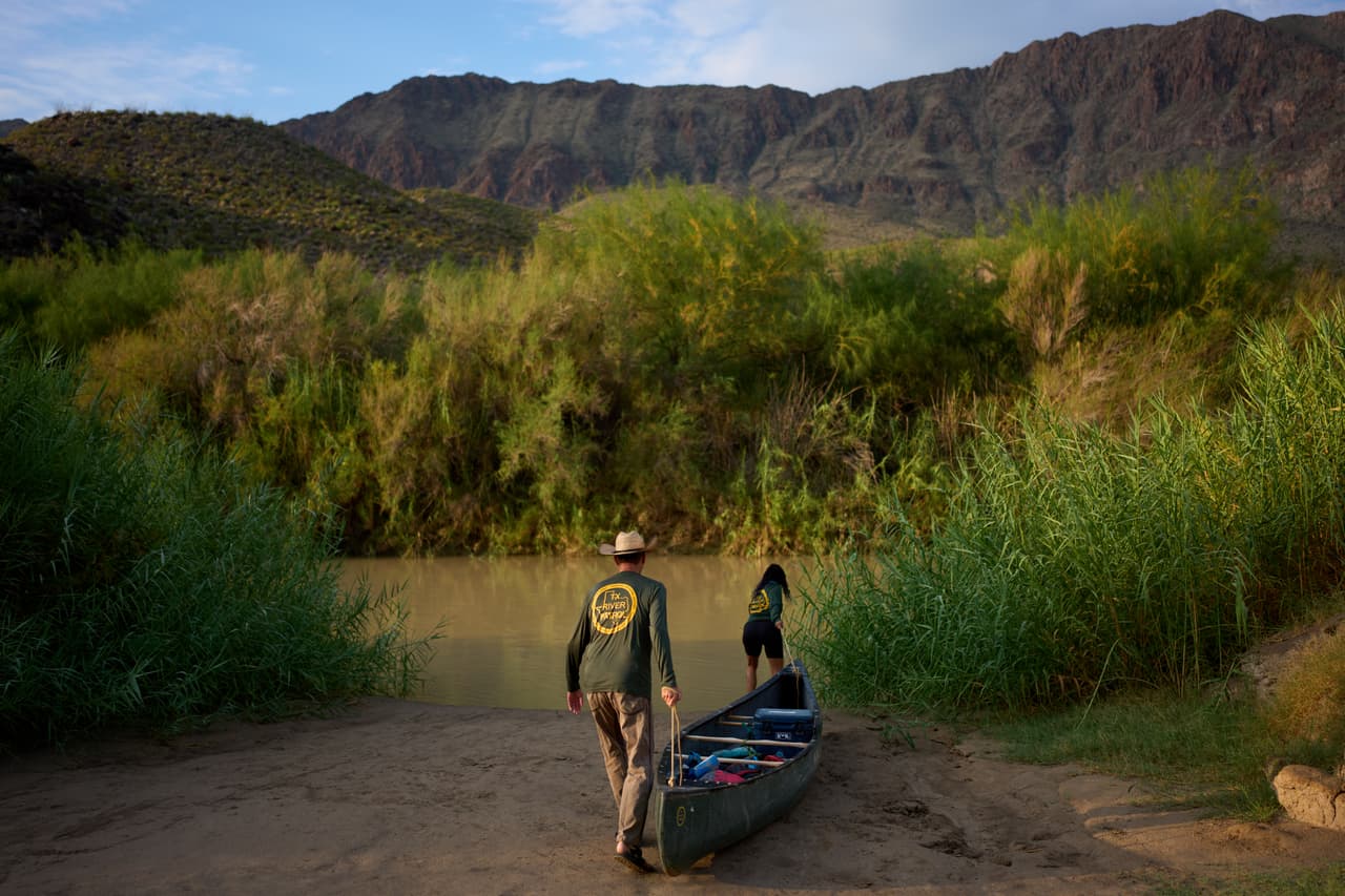 Charlie Angell (izquierda) y Bibiana Gutierrez transportan una canoa durante una excursión guiada en el Parque Estatal Big Bend Ranch, el jueves 24 de septiembre de 2026, cerca de Redford, Texas.