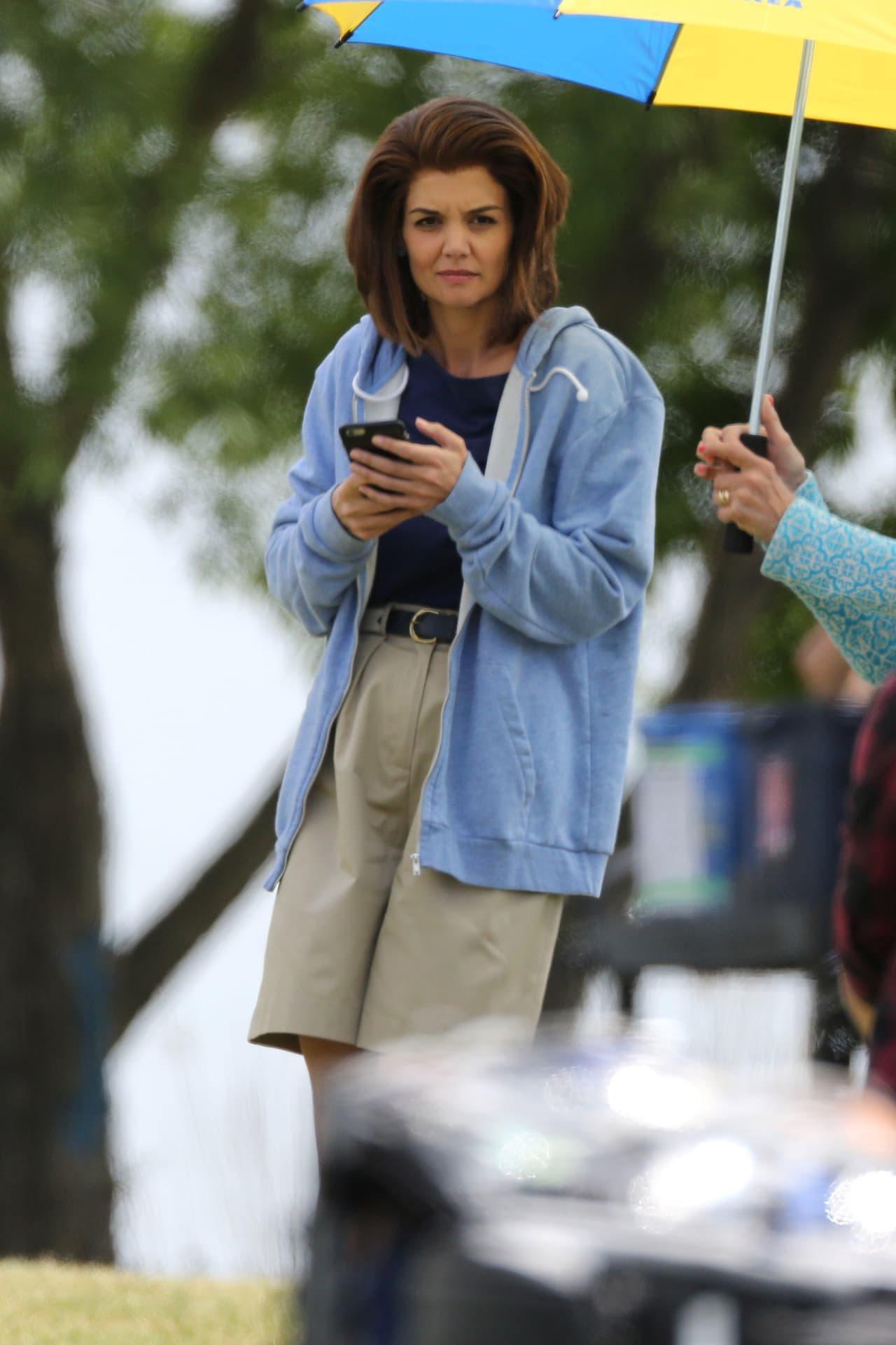 Durante sus descansos no se separó de su celular.