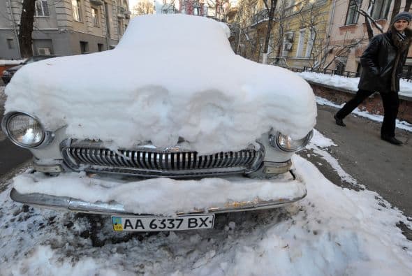 Las autoridades han aconsejado a los conductores no utilizar sus automóviles y han limitado el tráfico en algunas de las carreteras principales del país.