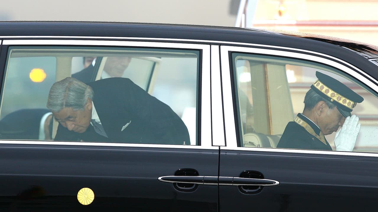 La casa real cuenta actualmente con una flota de tres limusinas y un vehículo fúnebre
<b> Toyota Century Royal</b>, una versión del modelo con 20 pies de longitud hecha especialmente para el emperador Akihito en 2006. Desafortunadamente a nadie se le ocurrió encargar una versión convertible