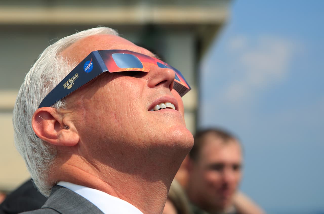 El vicepresidente Mike Pence también vio el eclipse pero desde el Observatorio Naval de los Estados Unidos en Washington acompañado de estudiantes de Cornerstone Schools,