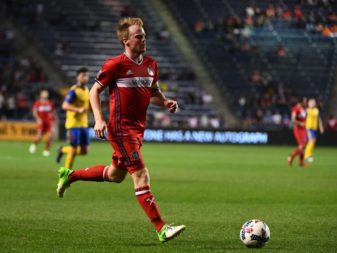 Dax McCarty sigue siendo uno de los mejores volantes centrales de la MLS. Su inesperado traspaso de los Red Bulls a Chicago Fire no alteró la forma de juego o el espíritu guerrerao del 'Ginger Ninja'. (USA Today Images)