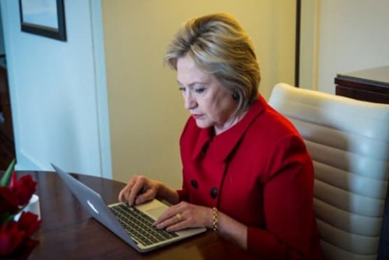 Infinidad de correos de Chelsea Clinton con tareas escolares en archivos adjuntos, para que Hillary se los imprima en su oficina.
<br>