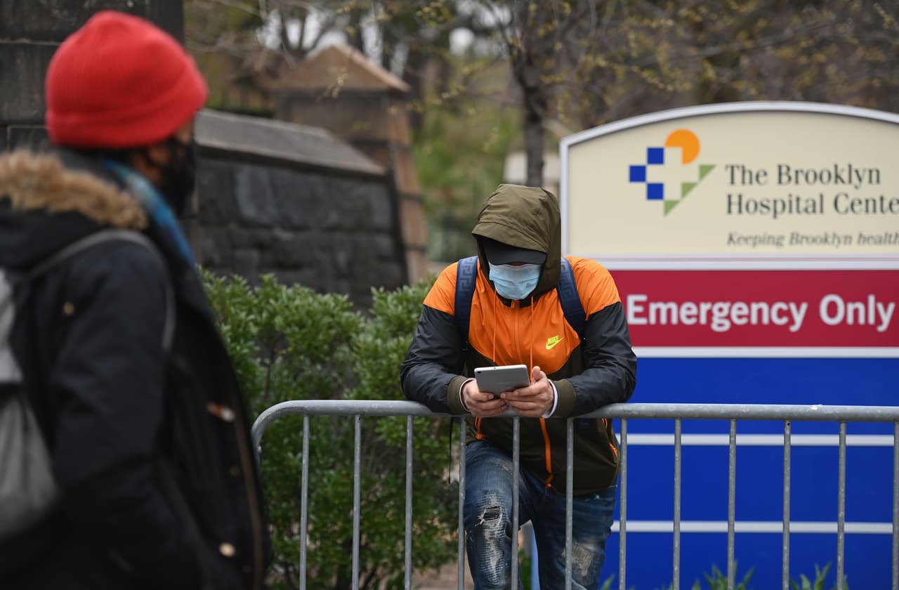 <b>Operaciones esenciales de atención de la salud.</b> Esto incluye 
<br>-Investigación y servicios de laboratorio
<br>-Hospitales
<br>-Centros de salud sin cita previa
<br>-Servicios veterinarios y ganaderos de emergencia
<br>-Cuidado de ancianos
<br>-Venta al por mayor y distribución médica
<br>-Trabajadores de atención médica en el hogar o ayudantes para los ancianos
<br>-Médico y dentista de emergencia
<br>-Hogares de ancianos, o instalaciones de atención médica residencial o instalaciones de atención congregada
<br>-Fabricantes y proveedores de suministros y equipo médico.