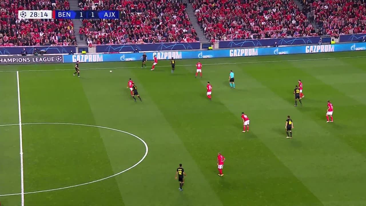 ¡GOL!  anota para Ajax. Sébastien Haller