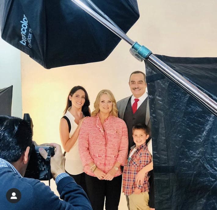 Aunque no negó sentir un gran cariño por Erika Buenfil, aclaró que no son muy afines como novios: “Somos buenos amigos, los dos tenemos carácter muy fuerte, entonces sí como pareja podríamos chocar bastante”.