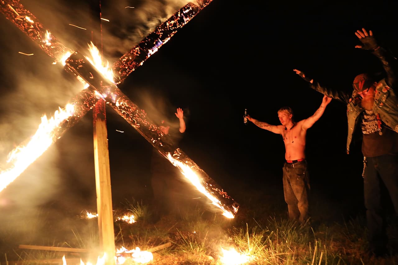 Un grupo de supremacistas blancos se reunió en Draketown, Georgia en abril de 2018. Durante el encuentro quemaron esvásticas de madera e hiceron saludos Nazis.