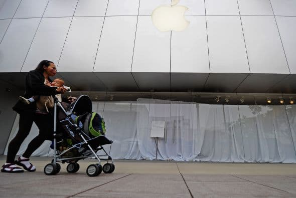 Una secuencia de vídeo de un helicóptero de una cadena de noticias mostraba un abarrotado patio central de la sede de Apple.