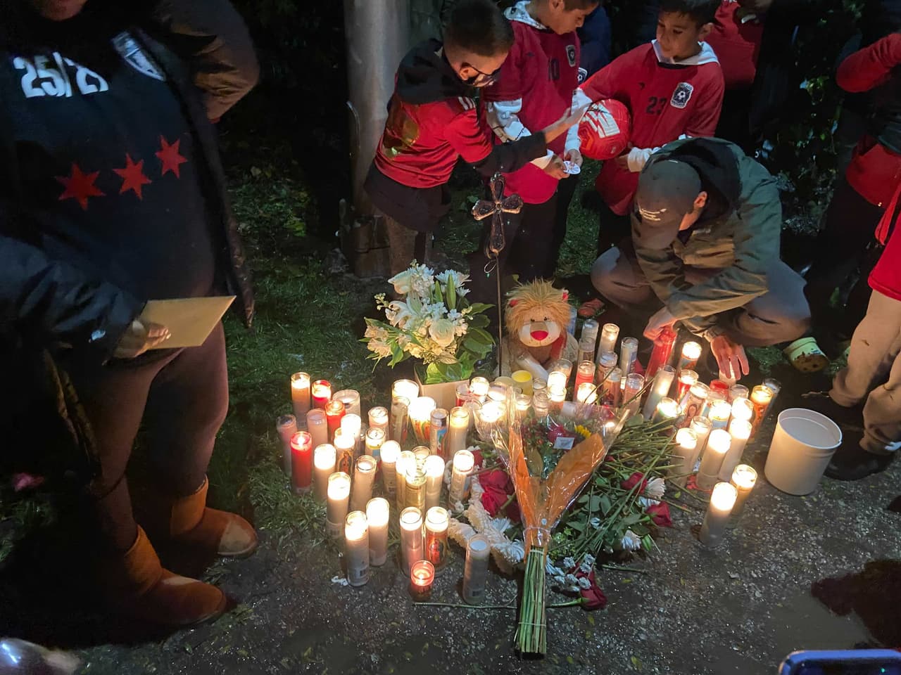 Gio León se encontraba con su familia viendo el partido de fútbol de su hermano mayor, en la secundaria Bloom. “Gio estaba jugando con algunos niños, atrás de los papás, y el balón se fue a la calle, cruzó la calle para agarrar el balón, y al querer cruzar para atrás le impactó un carro", declaró el padre del menor, Savino León. El choque tuvo lugar alrededor de las 11 de la mañana en Dixie Highway.