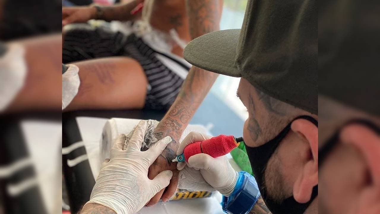 En redes sociales circulan imágenes de lo que parece un 'retoque' de tinta en su piel.