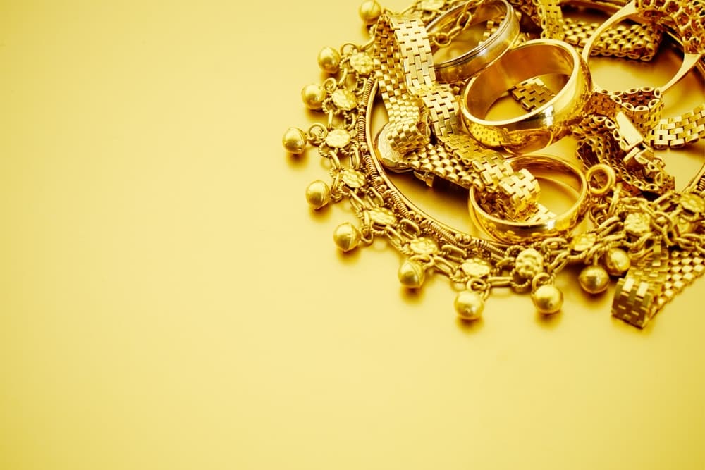 Hasta la fecha se cree que si portas un anillo de oro con tus iniciales grabadas equivale a contar con una protección que alejará la envidia y las malas energías en tu entorno.