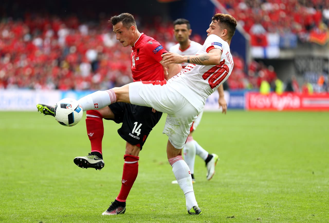 Los hermanos Xhaka se enfrentaban, los dos nacidos en Albania, pero la guerra los llevó a Suiza donde Granit decidió jugar con los helvéticos, en tanto Taulant en su país de origen.