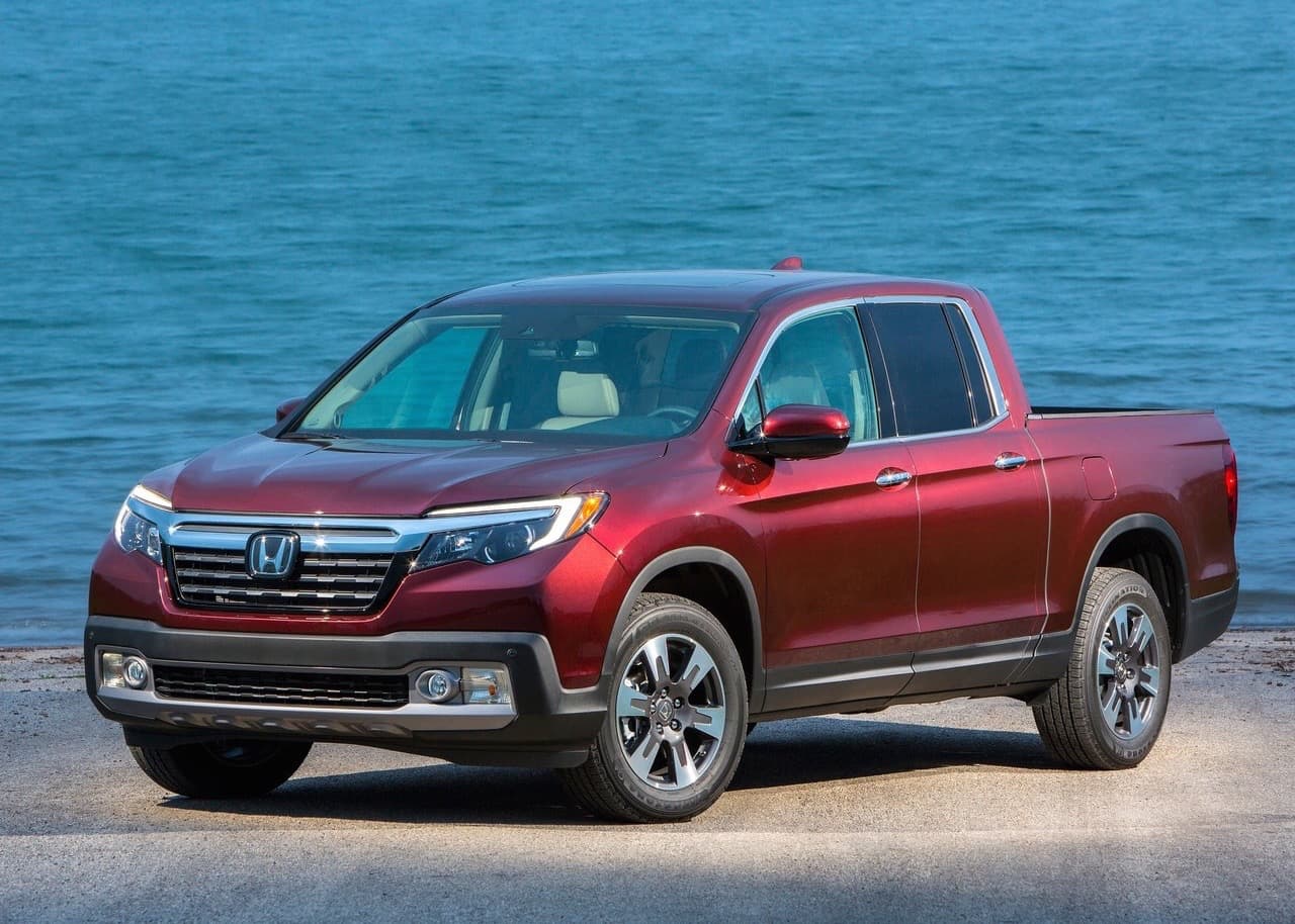 <b>Pickup mediana:</b> 
<b><a href="http://www.univision.com/noticias/a-bordo/honda-ridgeline-2017-prueba-a-bordo-full-video" target="_blank">Honda Ridgeline</a></b>
<br>
<br>La Ridgeline de Honda no es la pickup mediana más vendida, ese honor le corresponde a la Chevrolet Colorado, y en algunos aspectos tampoco es la más capaz. Sin embargo su estructura monocuerpo le permite ofrecer caracteristicas como el baúl en la caja de carga y un manejo mucho más civilizado que el de un pickup normal, algo que obviamente complace a sus compradores de sobremanera.
<br>
<br>Finalistas:
<br>- GMC Canyon
<br>- Chevrolet Colorado