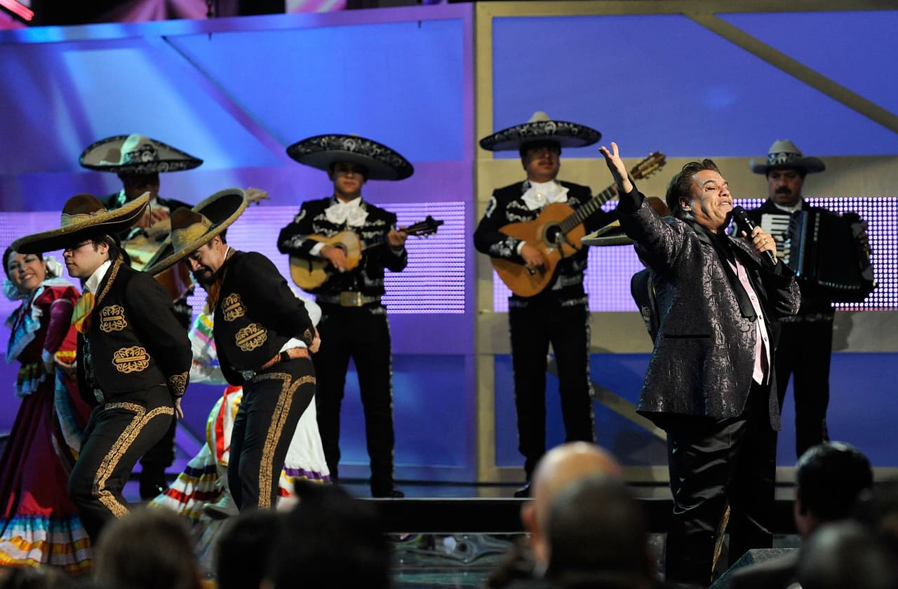 No paró de cantar, y de celebrar junto a todos los presentes, tanto que al término de la transmisión de Latin GRAMMY él siguió cantando por varios minutos más.