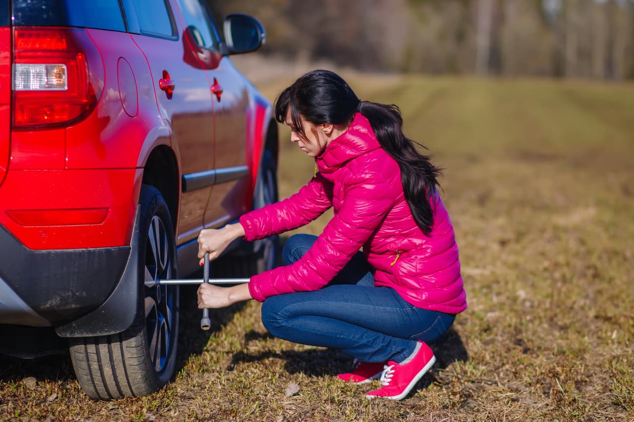 16. 
<b>Aprieta las tuercas con la llave de tuercas</b>.
<br>
<br>Aprieta y asegura las ruedas al máximo posible, utiliza la totalidad de tu peso.