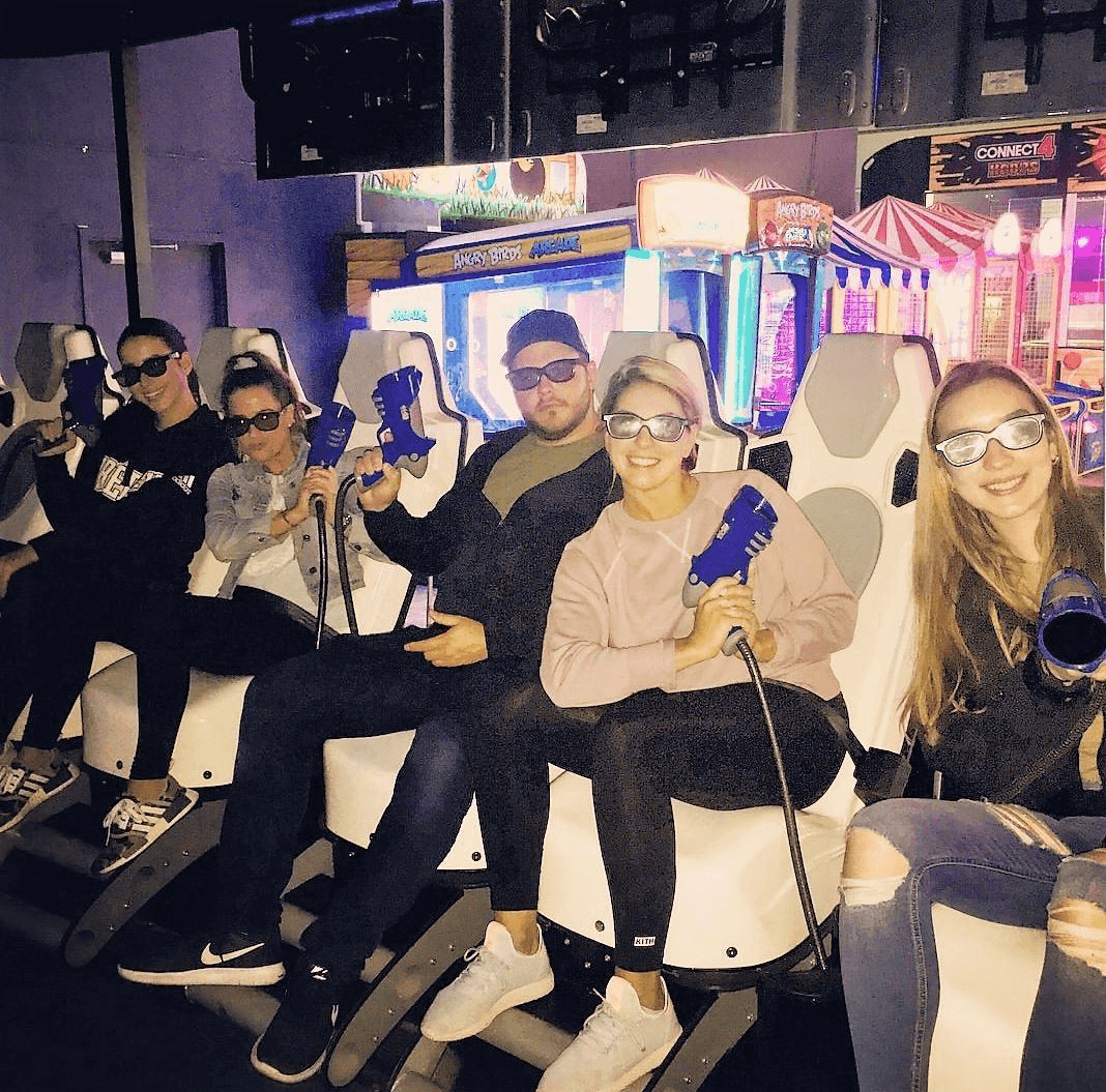 <b>Xtreme Action Park. Tiene la única atracción 7D de la zona, </b>con su propio equipo láser para defenderse de piratas o insectos malignos mientras los asientos realizan más de 400 movimientos por segundo. Como
<b>es el local de entretenimiento bajo techo más grande de la Florida,</b> hay mucho que hacer: desde jugar bolos y conducir Go Karts en la pista bajo techo más grande del Sur de la Florida, hasta saltar en sus trampolines, patinar sobre ruedas o a superar obstáculos en su curso de sogas. Entre sus adiciones recientes: una zona para láser tag y otra para juegos de realidad virtual.
<br>