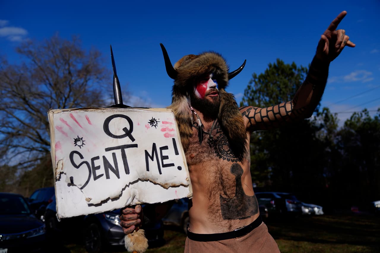"QAnon me envió". Jacob Angeli, 33, fue una de las caras más visibles del asalto al Capitolio el 6 de enero del 2021. Aquí en un rally de Trump en Phoenix, Arizona, el 4 de enero del 2021.