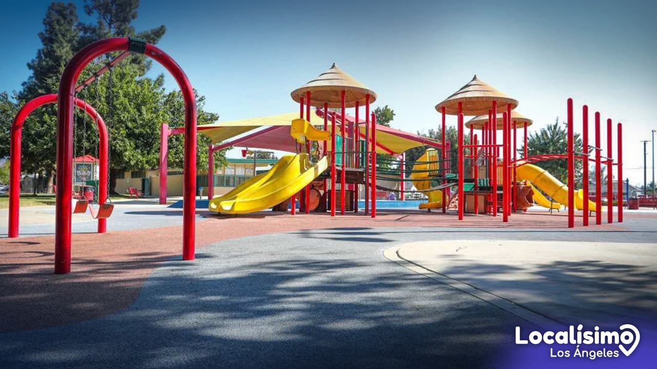 Con nuevo horario y en varias ciudades del condado, estos parques ofrecen áreas de regaderas recreativas, equipos deportivos y áreas verdes para que los niños de todas las edades, se refresquen y diviertan durante la temporada más caliente del año.