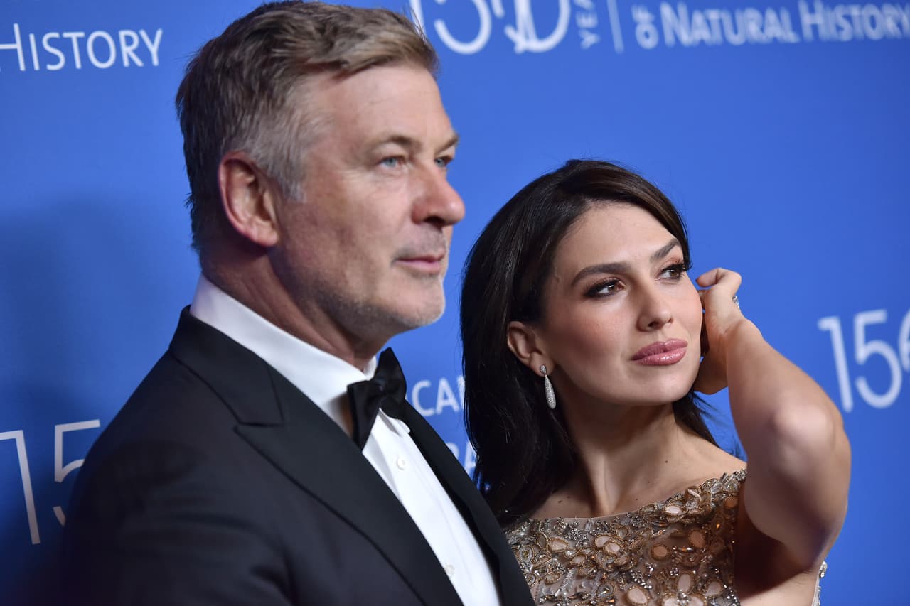 <b><a href="https://www.univision.com/search?q=hilaria-baldwin">Hilaria y Alec Baldwin</a></b> aparecieron en un evento público y hablaron sobre el segundo aborto que sufrió la instructora de yoga hace unas semanas, informaron diversos medios como 
<b><a href="https://people.com/parents/alec-hilaria-baldwin-first-public-appearance-since-miscarriage-plan-to-have-another-baby/" target="_blank">People</a></b>, 
<b><a href="https://extratv.com/2019/11/21/how-alec-and-hilaria-baldwin-are-coping-after-miscarriage/">Extra TV</a></b> y 
<b><a href="https://www.etonline.com/alec-baldwin-and-wife-hilaria-on-whether-theyll-try-for-more-kids-after-suffering-miscarriage">Entretainment Tonight (ET).</a></b>
<br>