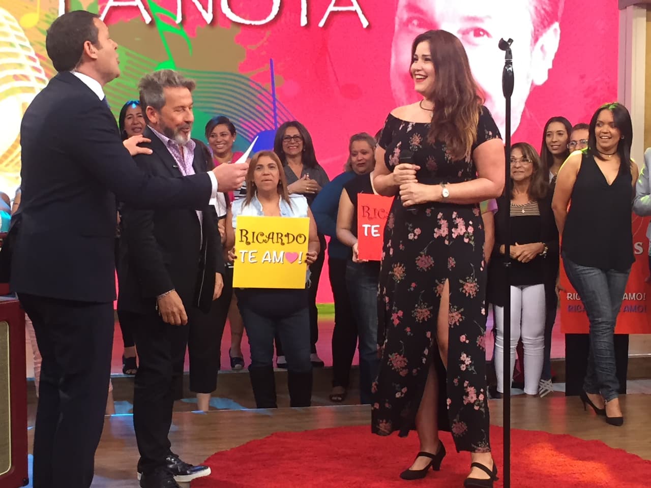 Montaner estaba muy halagado con el entusiasmo de las participantes y la ganadora esperaba su premio.