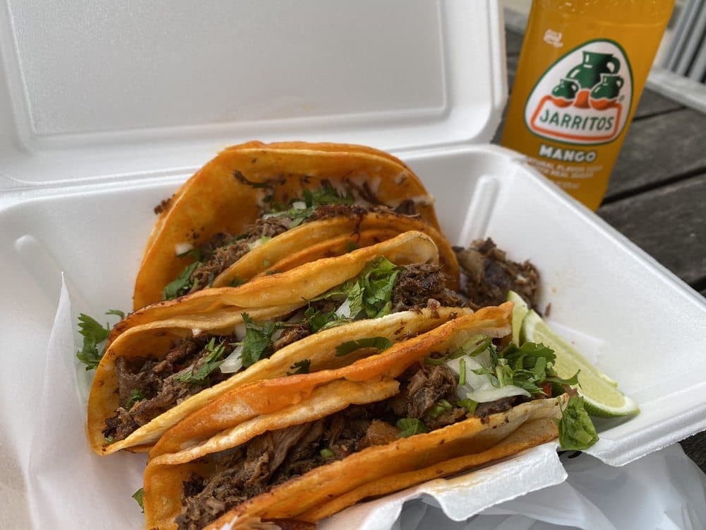 <b>Mexican Grill Stand </b>
<br>Dirección: 1736 N 13th St Philadelphia, PA 19122
<br>
<b><a href="https://www.yelp.com/map/mexican-grill-stand-philadelphia">Cómo llegar</a></b>
<br>
<br>Una usuaria de Yelp dijo: “Este camión de comida mexicana es una joya. Ha estado en el campus desde mi primer año, tal vez segundo año, pero nunca lo probé hasta mi tercer año. ¡No sé por qué he esperado tanto porque este es ahora mi camión favorito!”.