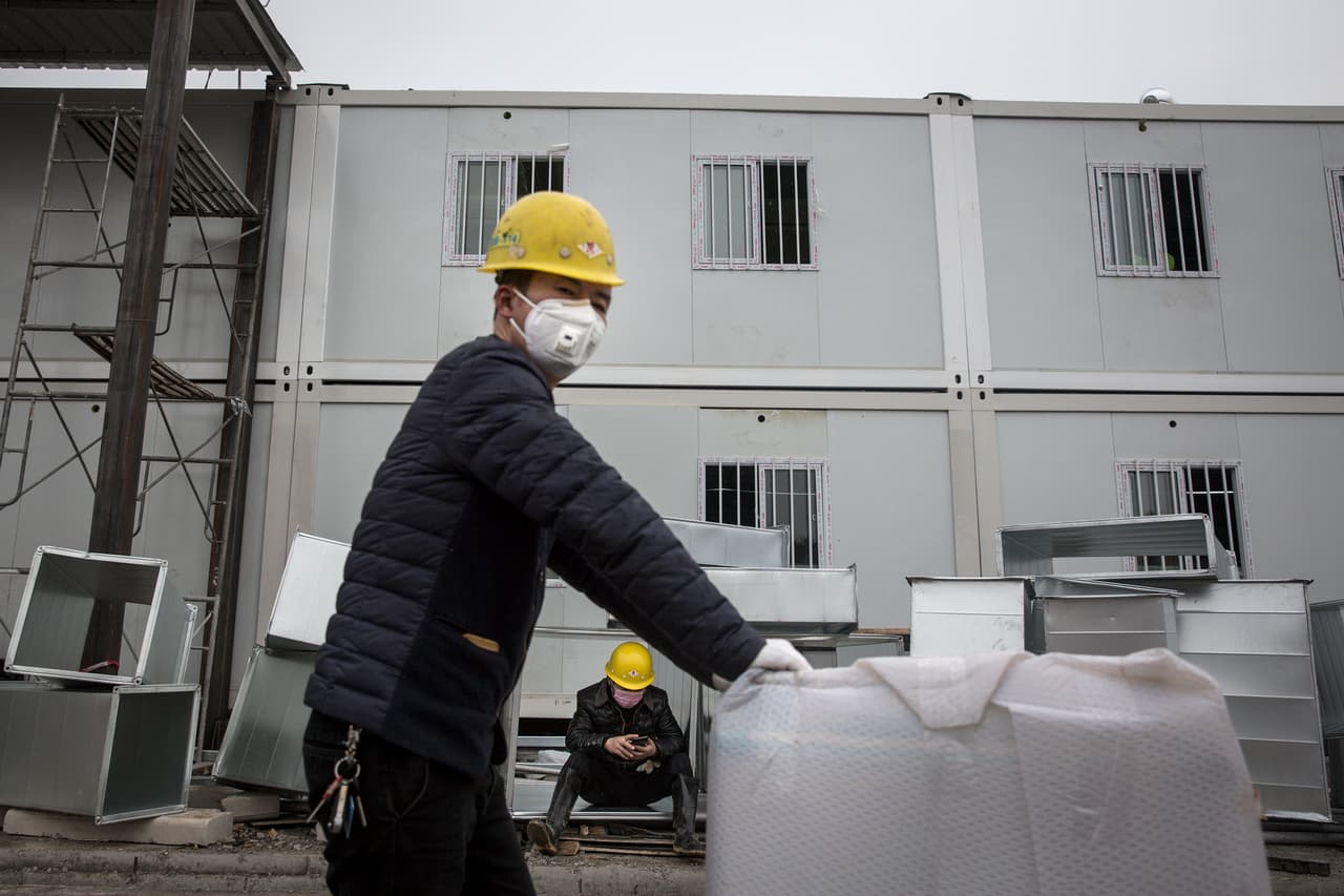 Zhong cumplió un papel importante cuando China superó el brote de SARS de 2002-2003. El SARS es un coronavirus de la misma familia que el actual patógeno.