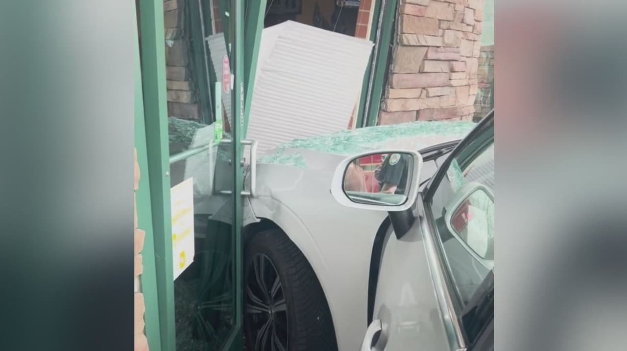 Un auto se estrella contra ventana del restaurante de comida mexicana Los García en Sandy