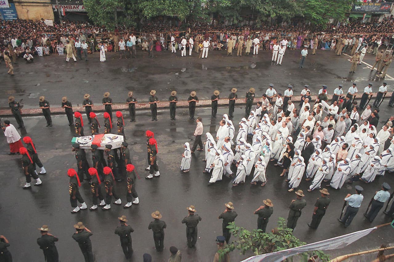 Falleció el 5 de septiembre de 1997 a los 87 años
<sup> </sup>a causa de un paro cardíaco. El gobierno indio le concedió un funeral de Estado y su féretro fue trasladado por gran parte de la ciudad en el mismo carruaje en el que fueron llevados los restos de Mahatma Gandhi.