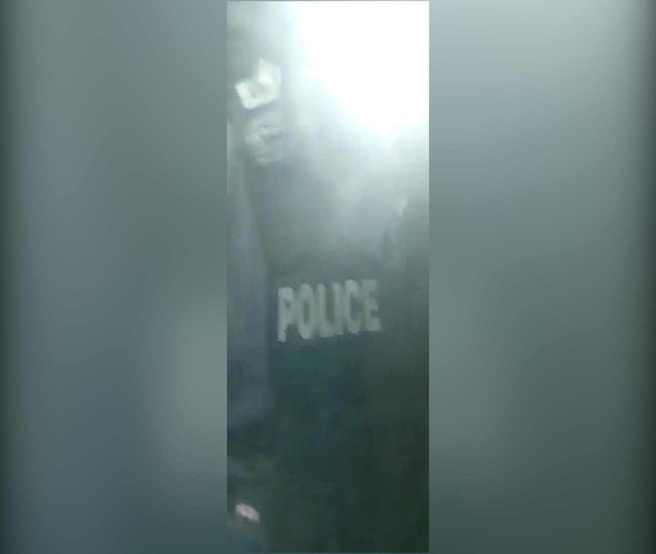 Martínez tomó su teléfono y comenzó a grabar la interacción con los agentes. Dijo que el episodio duró unos 40 minutos, pero solo alcanzó a documentar los últimos. Un poco más de seis. En las imágenes grabadas por Martínez, se ve a los agentes que piden sus identificaciones mientras tienen sus lámparas de mano encendidas y dirigidas hacia el lente del teléfono.
<br>