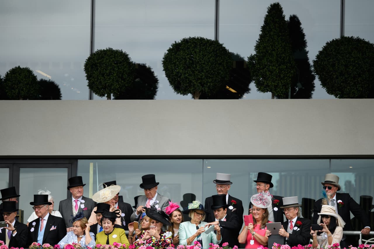 Pero retomando el Royal Ascot, se informó que los premios del evento de cinco días ascienden a más de 7.3 millones de libras esterlinas (
<b>casi 10 millones de dólares</b>).