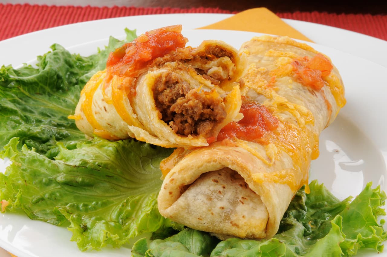 <b>Chimichanga</b>. Es simplemente un burrito frito, una especialidad del suroeste de Estados Unidos. Aparentemente fue inventado en Arizona, tal vez cuando un cocinero dejó caer accidentalmente un burrito en una olla de aceite caliente. 
<br>
<br>Los propietarios de ‘El Charro Café’ en Tucson, el restaurante mexicano más antiguo de la ciudad, afirman que fue inventado allí en 1922. Woody Johnson, dueño de un restaurante en Phoenix también se atribuyó la autoría de la chimichanga, pero en 1946.