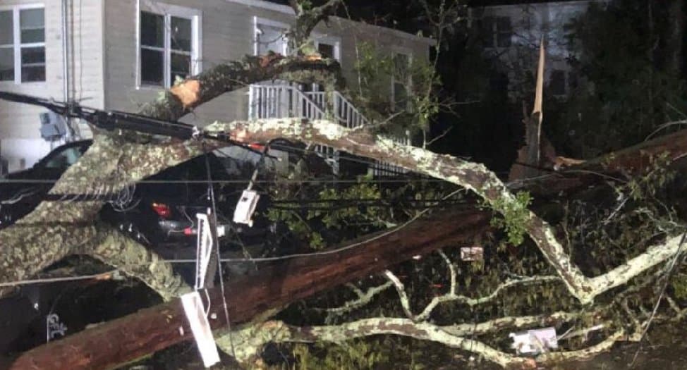 <a href="https://outagemap.georgiapower.com/" target="_blank">Georgia Power</a> informa sobre 13,000 clientes sin energía a las 6:00 am, y los miembros de
<a href="https://georgiaemc.com/page/outages" target="_blank">Georgia EMC</a> informaron sobre otros 3,200 cortes.