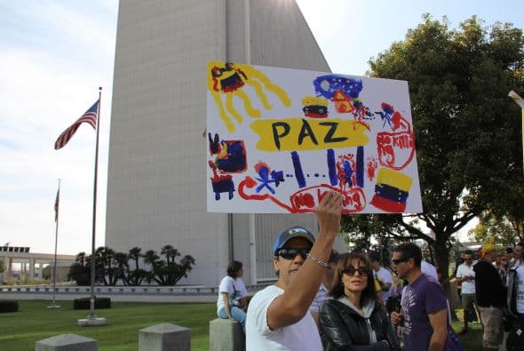Pese a las distancias y tráfico característico de Los Ángeles, cientos de Venezolanos se unieron a la campaña mundial #SOSVenezuela para apoyar a todo el pueblo venezolano tras 10 días de protestas continuas en dicho país. A la manifestación se unieron guatemaltecos, peruanos, brasileños, libaneses, americanos y muchas otras nacionalidades que hacen vida en la Cosmopolita ciudad del oeste del país. Consignas, cantos y la familiaridad característica venezolana recibieron apoyo de los transeúntes en los alrededores del edificio Federal ubicado en la avenida Wilshire.