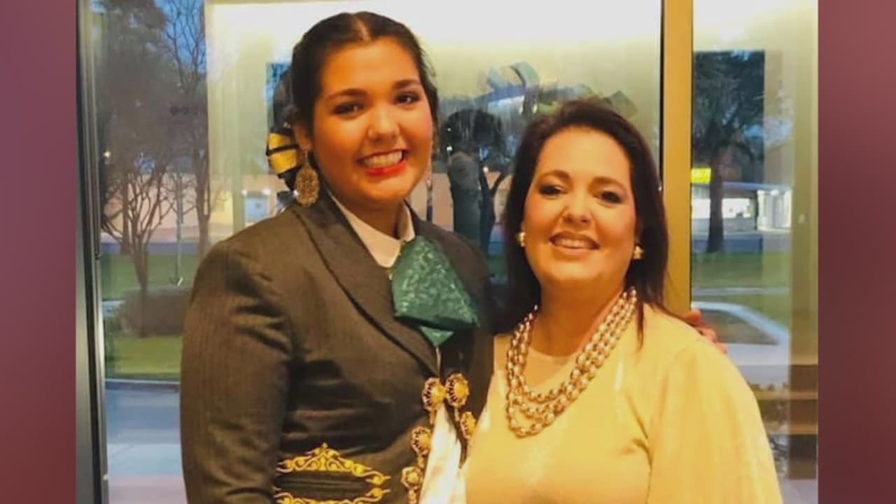 “Yo aplaudo a todos los padres que están apoyando a sus hijos”, afirma Norma Cavazos, una mujer que es orgullo hispano en San Antonio