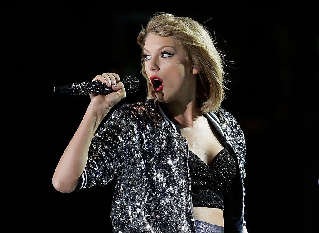 SYDNEY, AUSTRALIA - NOVEMBER 28: Taylor Swift performs during her '1989' World Tour at ANZ Stadium on November 28, 2015 in Sydney, Australia. (Photo by Mark Metcalfe/Getty Images)