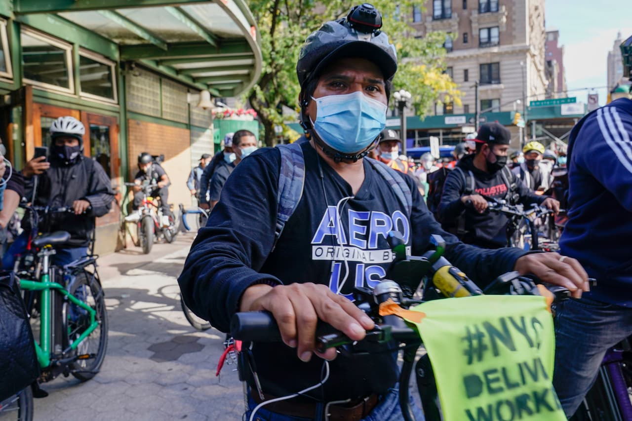 A Natalio De Jesús, un mexicano de 48 años (en la fotografía), lo asaltaron hace poco a punta de pistola al terminar su turno repartiendo comida a domicilio para una aplicación de celular. El hombre le golpeó con el arma en la cara y el cuello y se llevó la bicicleta eléctrica que usaba desde hace seis años para hacer su trabajo en Manhattan. 
<br>