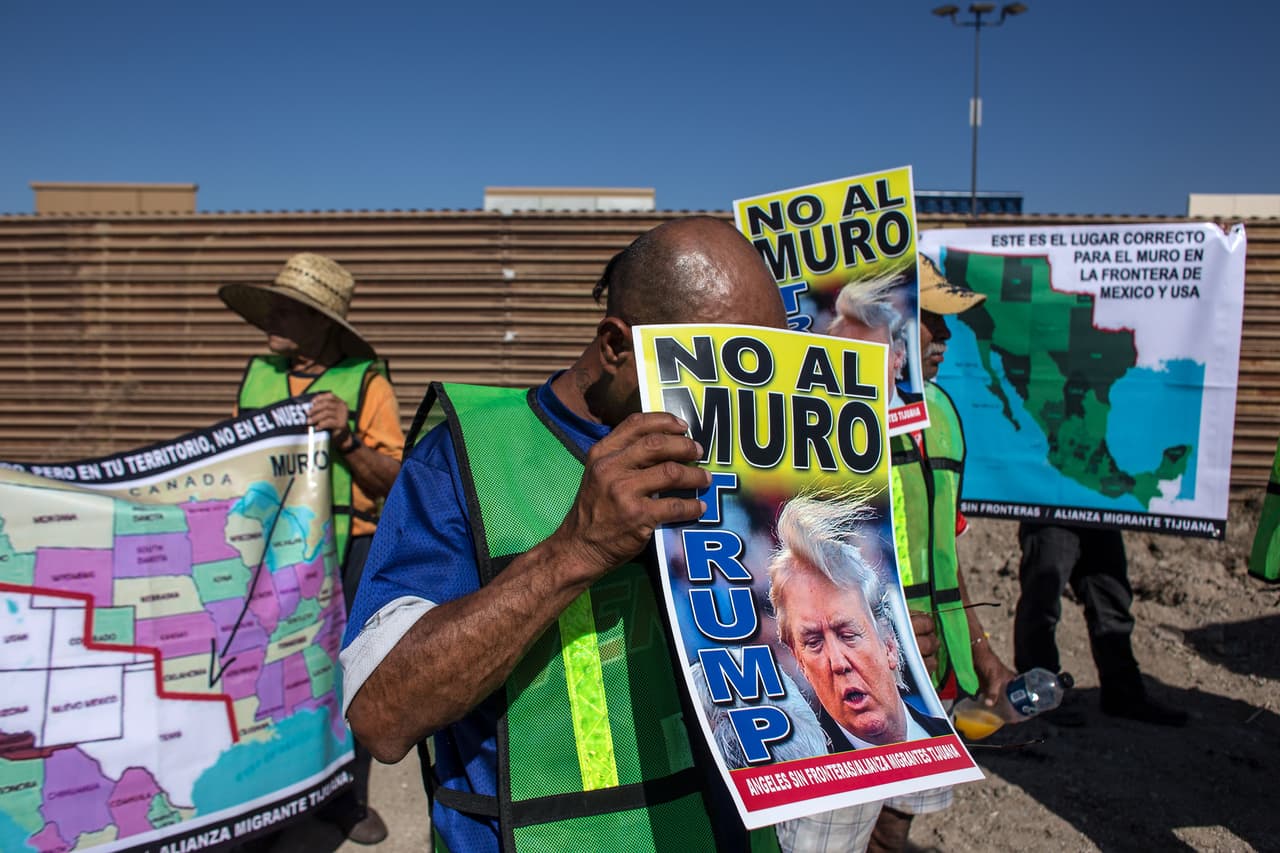 Algunos migrantes que participaron de la protesta cortaron cartulinas que tenían impreso el rostro de Trump. "Es un rechazo, un repudio simbólico, de que rechazamos este tipo de muros", expresó Sergio Tamai, uno de los organizadores de la protesta.
<br>