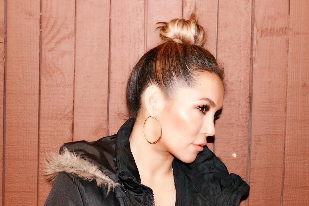 Connie busca igualar todos los looks de JLo. Como se puede ver en la siguiente imagen.