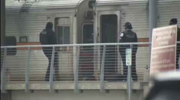 Incidente violento en un tren deja al agresor baleado y a un policía con lesiones en el rostro 