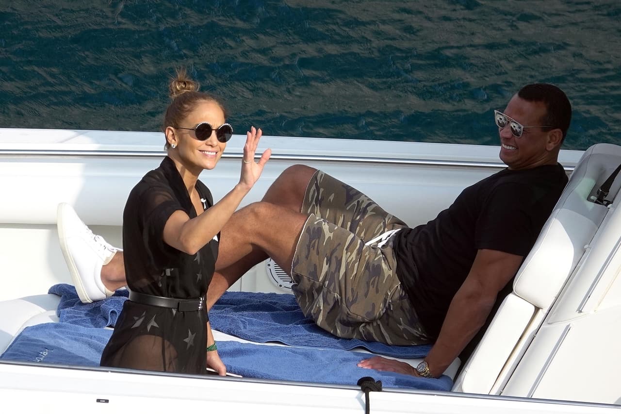 La cantante no tiene inconvenientes en saludar a la gente e interrumpir momentáneamente su descanso.