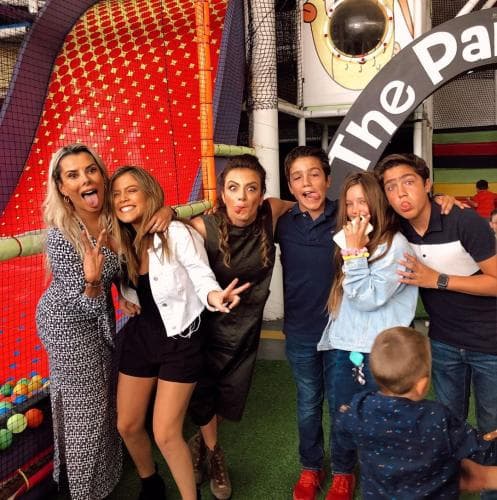 Además, le organizó una fiesta junto a la famosa 'Tropa Lascuráin', los niños que cuidaba su personaje en la telenovela Mi Corazón Es Tuyo.