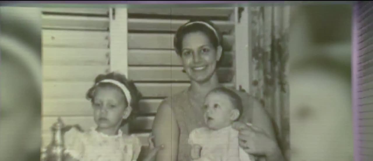 Recordó algunos de los episodios de delirio que enfrentó su madre: "Varias veces yo llegaba de la escuela y ella estaba inestable otra vez. Yo lo veía, lo veía en sus ojos, en su lenguaje corporal. 
<b>Ella cambiaba, era como otra persona. Ella estaba deprimida</b>".
<br>