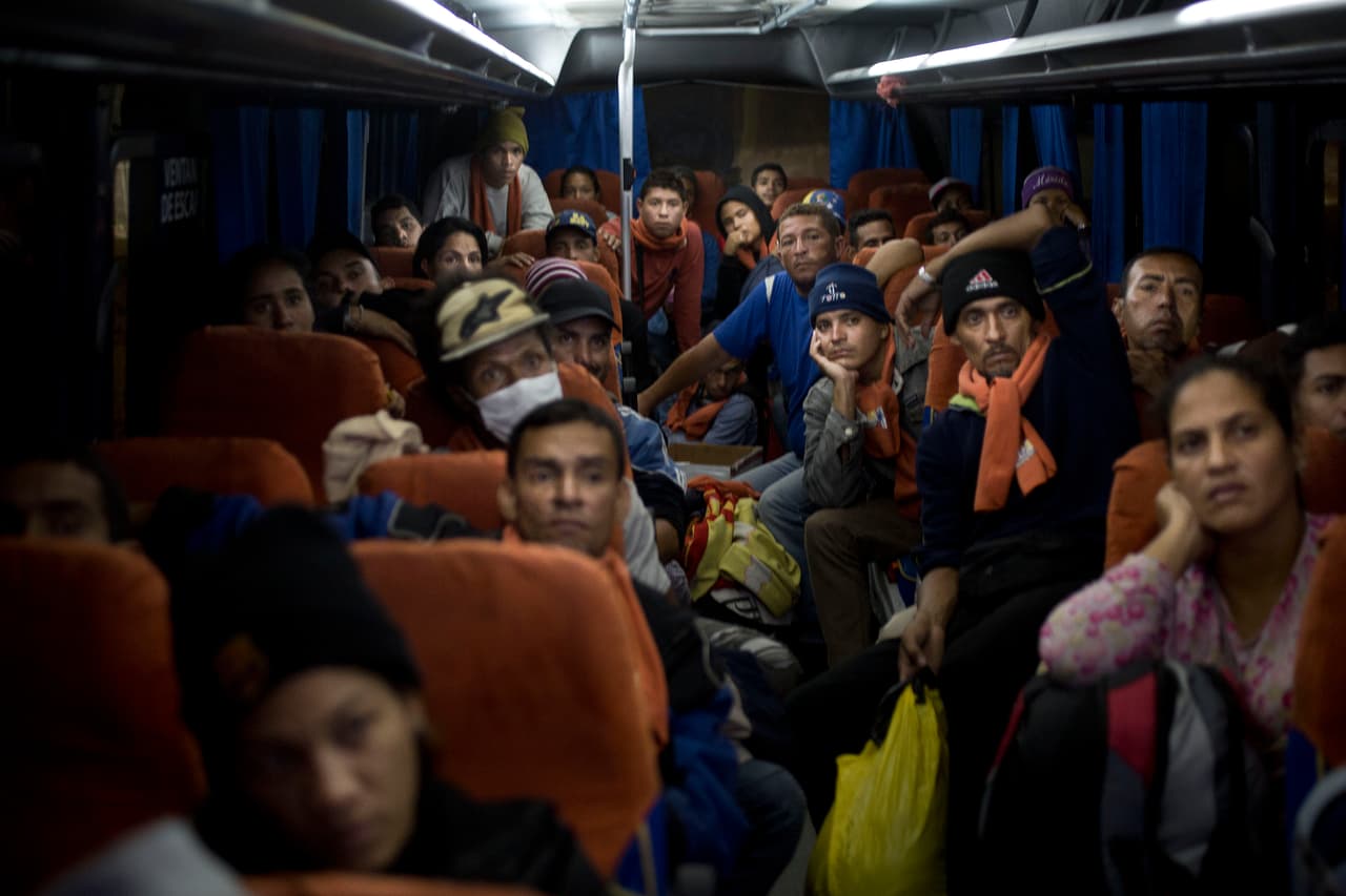 Un grupo de venezolanos que viaja en un bus puesto por el gobierno ecuatoriano para dejarles en la frontera con Perú escucha a una representante de la Oficina del Alto Comisionado de las Naciones Unidas para los Refugiados (ACNUR), que les aconseja pedir refugio en ese país para poder entrar ante la medida de la petición de pasaporte del gobierno peruano.
<a href="http://www.acnur.org/noticias/briefing/2018/3/5af2e9345/mientras-los-venezolanos-huyen-por-america-latina-acnur-emite-nueva-guia-de-proteccion.html">ACNUR</a> registró un aumento del 8.828% en el número de solicitudes de asilo por parte de venezolanos.