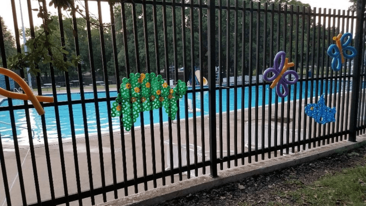 <h3 class="cms-H3-H3"><b>Martin Weiss</b></h3>
<br>Si vives en Oak Cliff, esta piscina es perfecta para ti. Está ubicada junto al centro recreativo Martin Weiss y también en el parque del mismo nombre, donde hay una cancha de tenis y otra de béisbol.
<br>
<br>
<b>¿Qué ofrece la piscina?</b>
<br>Sillas, una regadera al exterior, mesas de picnic y baños.
<br>
<br>
<b>¿Dónde está ubicada?</b>
<br>📍3340 W. Clarendon, Dallas, TX 75211
<br>
<br>
<b>¿Cuándo abren?</b>
<br>Lunes, martes y jueves, de 1 p.m. a 6 p.m. Los viernes y domingos está de 12 p.m. a 7 p.m.
<br>
<br>
<b>¿Cuándo cierran?</b>
<br>Los miércoles y sábados.
