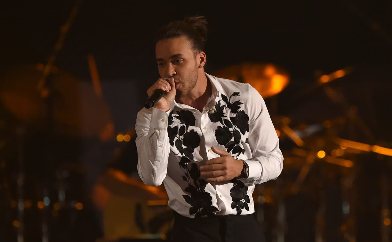 9. Por luchar por lograr sus sueños. Crecer en la adversidad no lo detuvo y por el contrario lo impulsó a ser lo que es hoy, un artista de renombre que llena conciertos y tiene miles de seguidores.