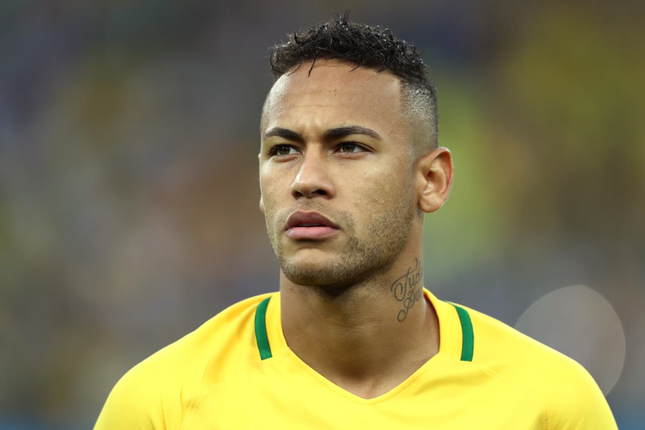 <b>Neymar Jr.</b>: Este brasileño lo ha traído siempre en diferentes estilos. Alborotado o bien peinado, el futbolista a la vanguardia.