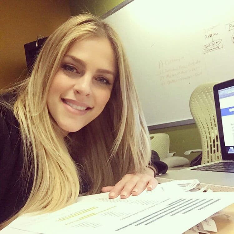 Daniela es una mujer casada, aunque mantiene una relación a distancia por el momento.