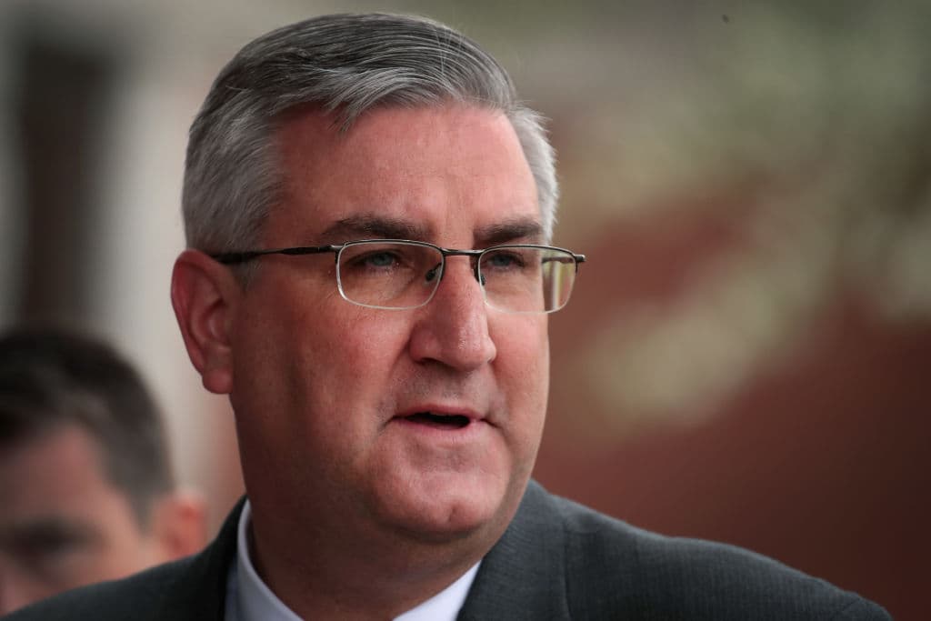 Cabe recalcar que el gobernador de 
<a href="https://www.univision.com/temas/indiana">Indiana</a>, Eric Holcomb, le permite a las ciudades y condados decidir si ellos quieren continuar con la medida.
<br>